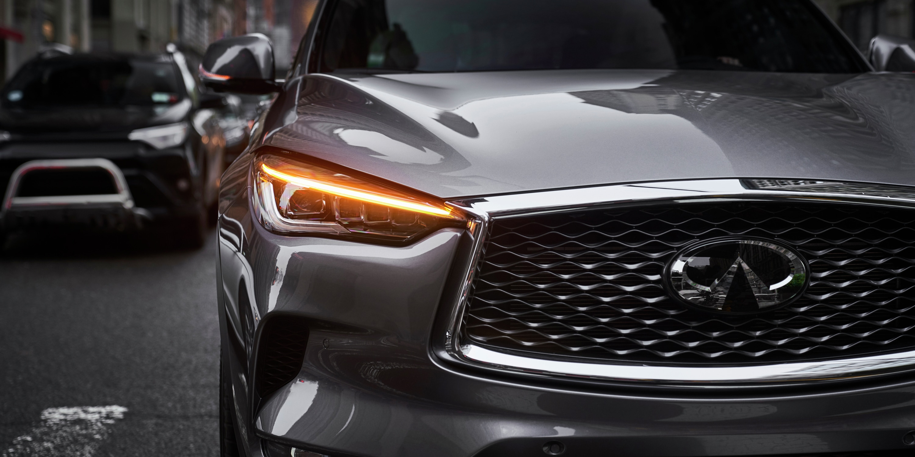 Perfil frontal de INFINITI QX50 2021 con luz intermitente encendida