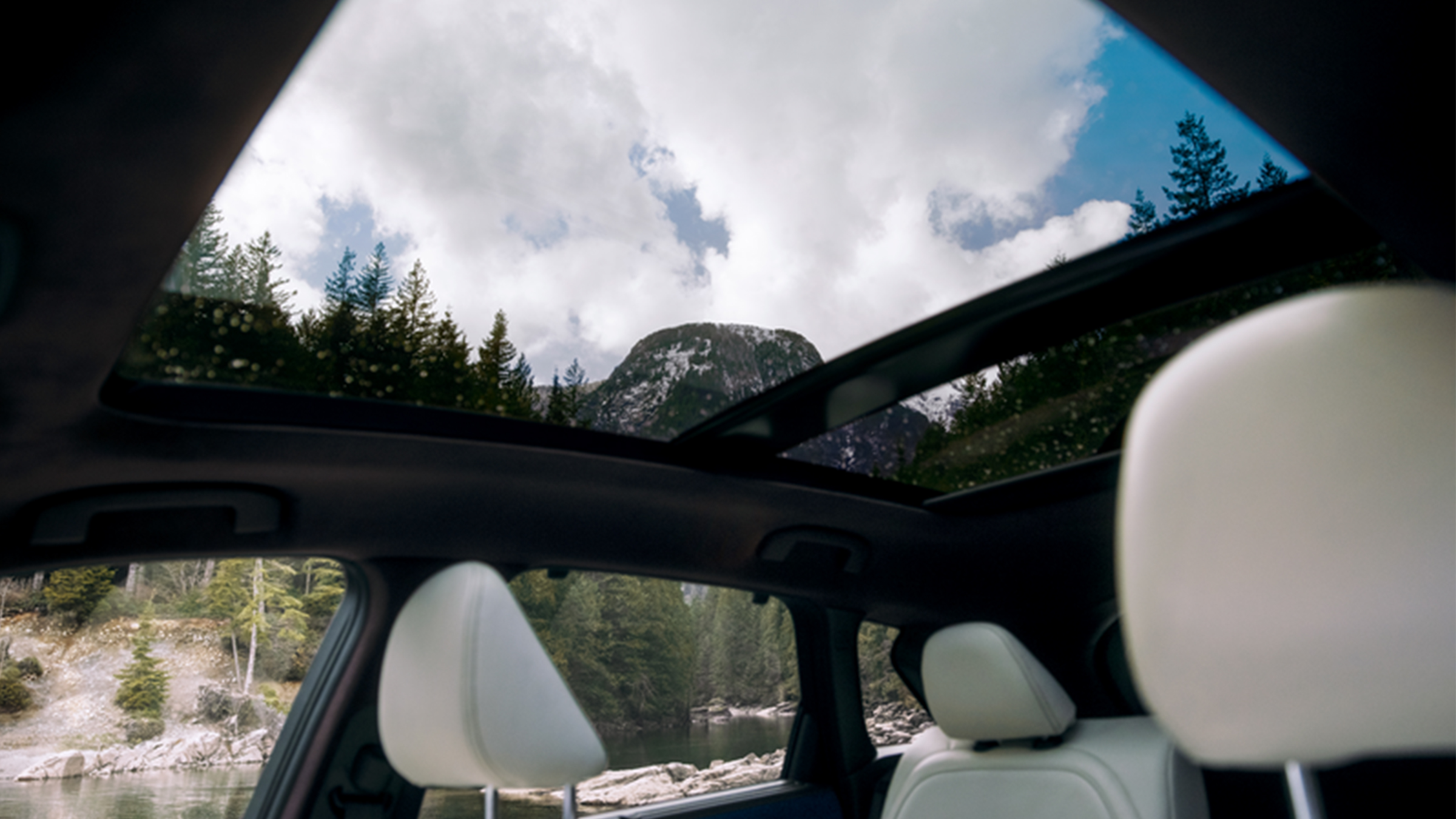 2022 INFINITI QX50 SUV interior sunroof.